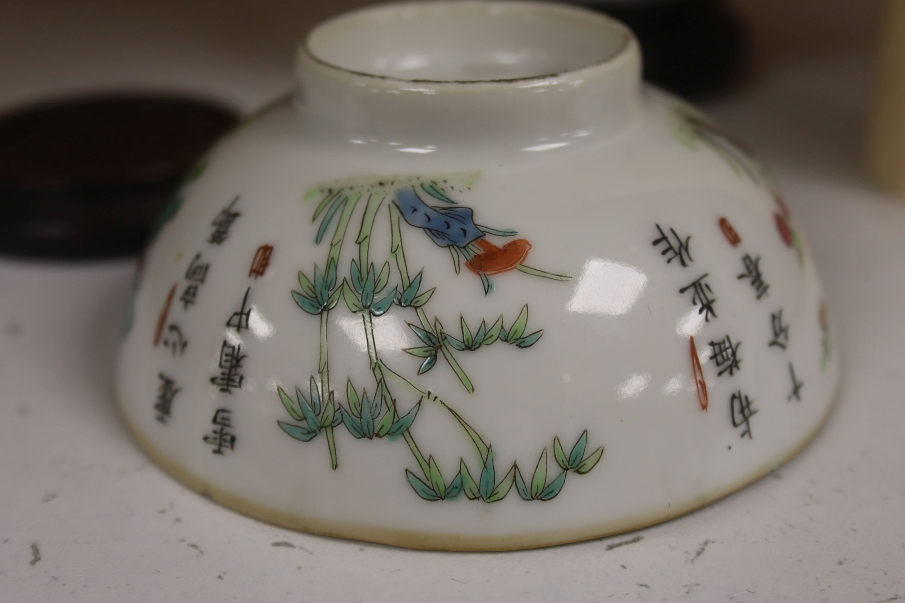 A pair of Chinese famille rose bowls on stands 11cm